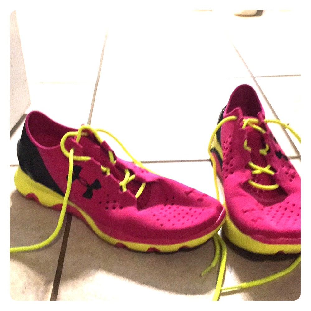 Women’s under armour tennis shoes NEW WITHOUT TAGS